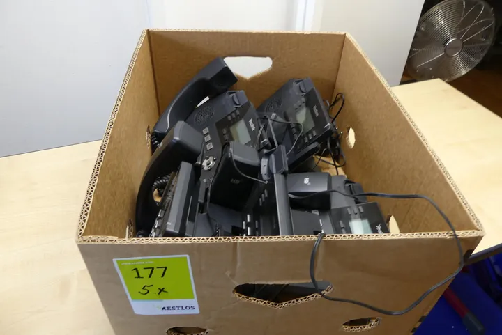 Konvolut Telefone (5 Stück) Umfang: Karton mit Inhalt